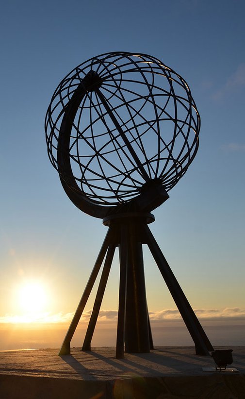 Nordkap unter der Mitternachtssonne. Verlinkung Reisen zum Nordkap.